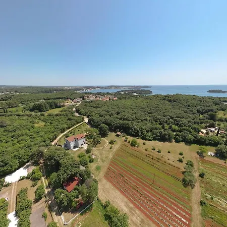 Apartment Irena 2, Free Parking, 10 Min From Sea